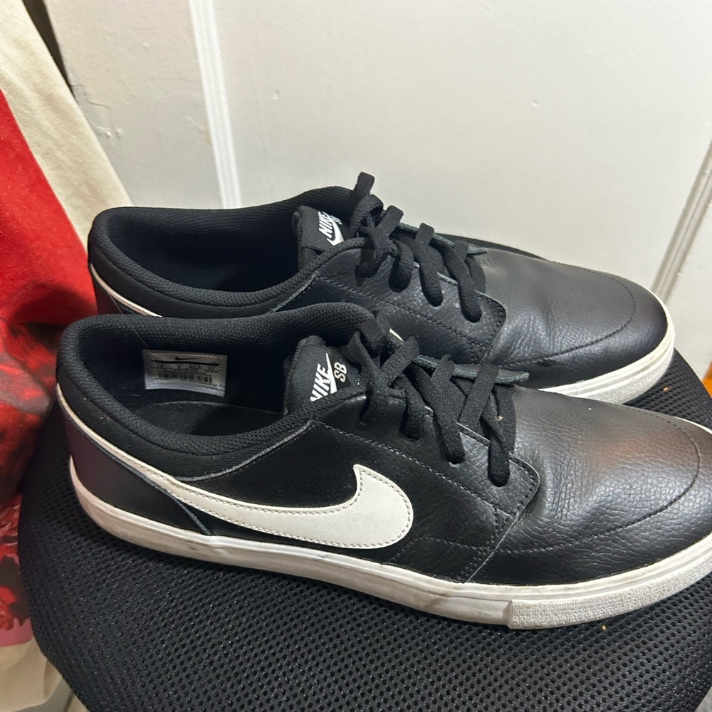 Black nike sneakers
